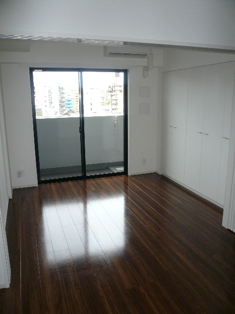 居室・リビング　「落ち着いた色の床材を使用したお部屋です」