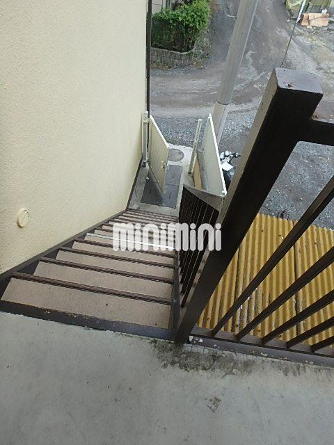 ロビー　表側の階段です。裏にもあります。