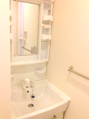 洗面設備　独立洗面台、小物を置くことができて便利です