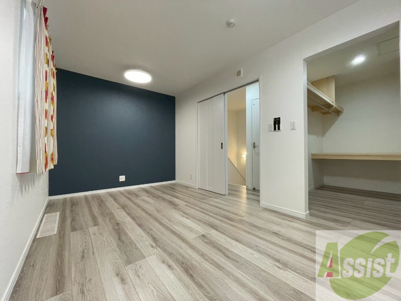 その他部屋・スペース　こちらのお部屋は光が差し込む、温かみのあるお部屋です。