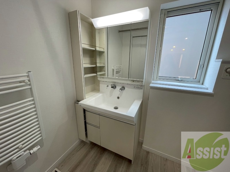 洗面設備　独立洗面台です。大きくてよいですね。シャンプーもできます！