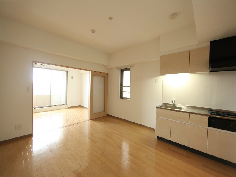 居室・リビング　ＬＤＫ10帖　洋室6.1帖とつなげても仕切っても使えます