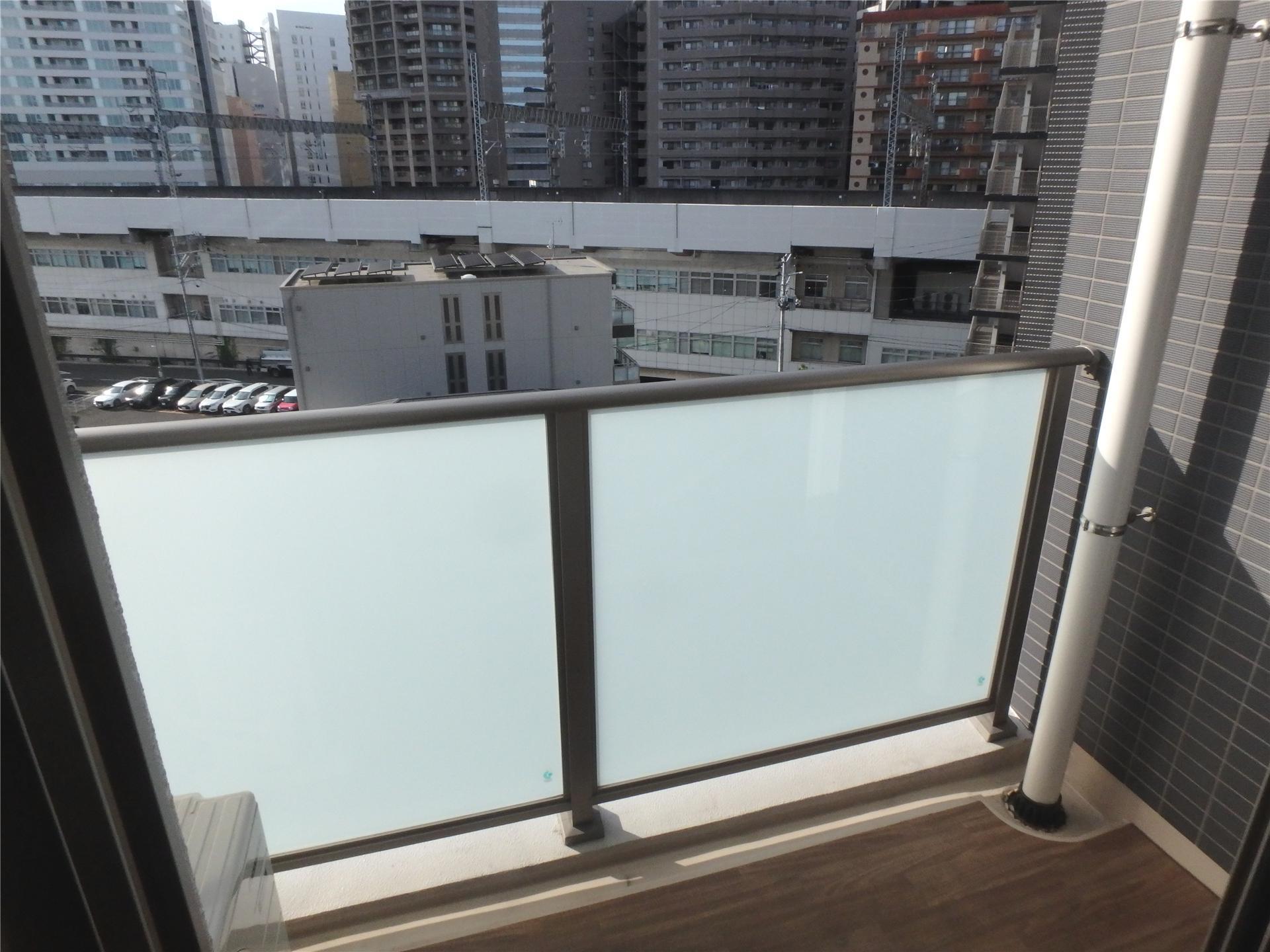 バルコニー　日差しの差し込むベランダです