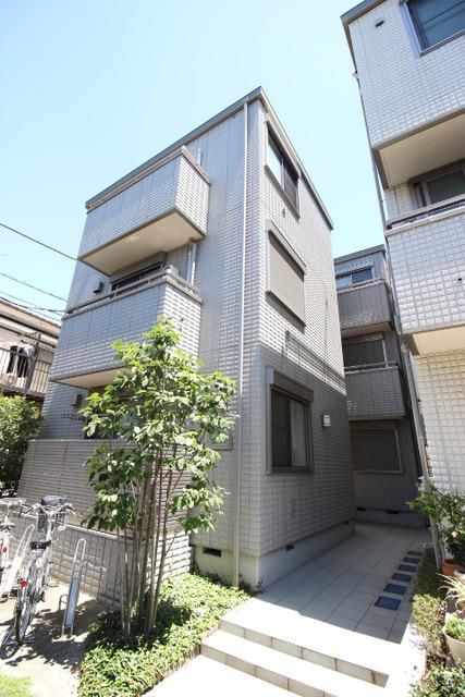 建物外観　閑静な住宅街なので、落ち着いて暮らせる環境です