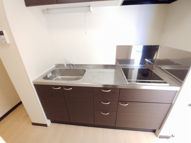 キッチン　右手前がIH 左奥が電気コンロ