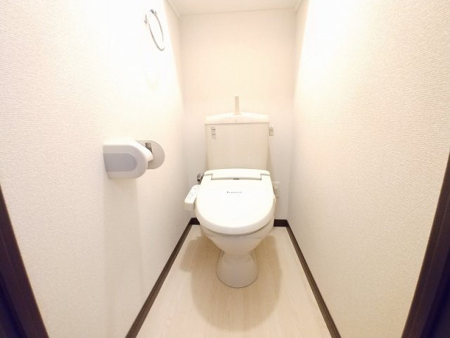 トイレ　トイレ：温水洗浄便座つき