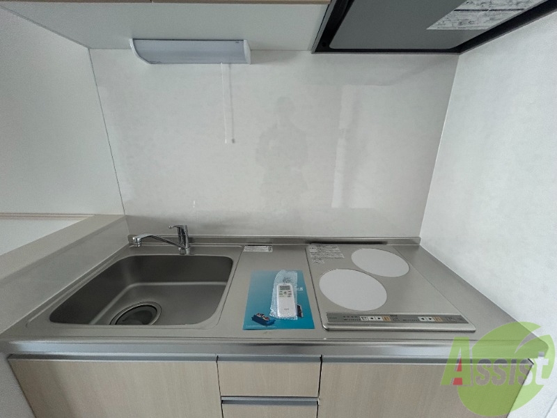 キッチン　２口のＩＨコンロが備え付きのシステムキッチンです。