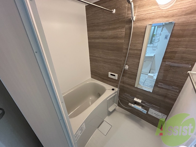 バス・シャワールーム　乾燥機能の付いた浴室です。くつろぐのに十分な広さです。