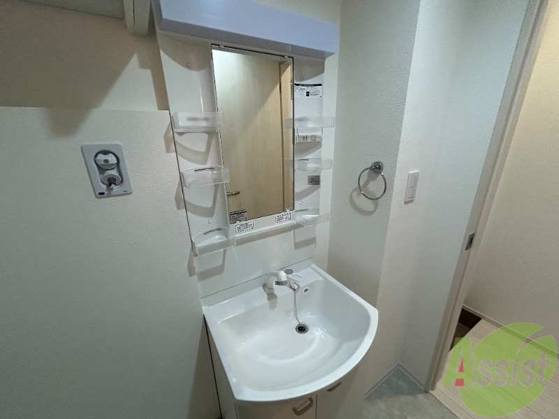 洗面設備　独立洗面台がございます。朝の支度はここで済ませましょう。