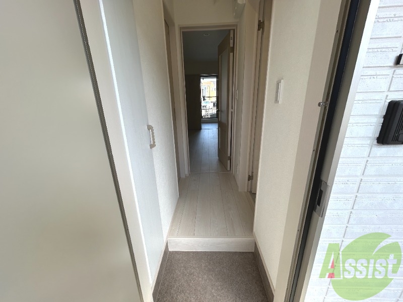 玄関　玄関からはこんな感じ。丁度いい高さのステップがございます。