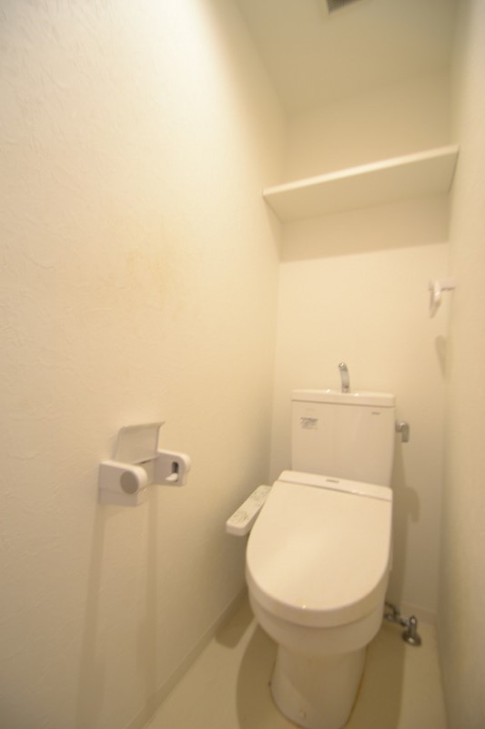 トイレ　ウォシュレット完備・上部棚付