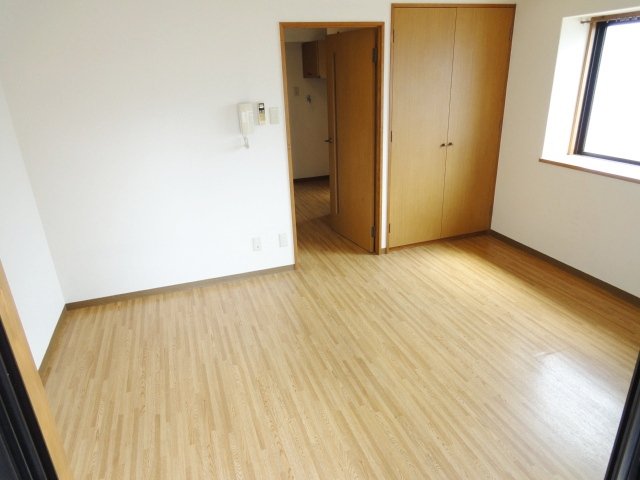 居室・リビング　同物件別号室