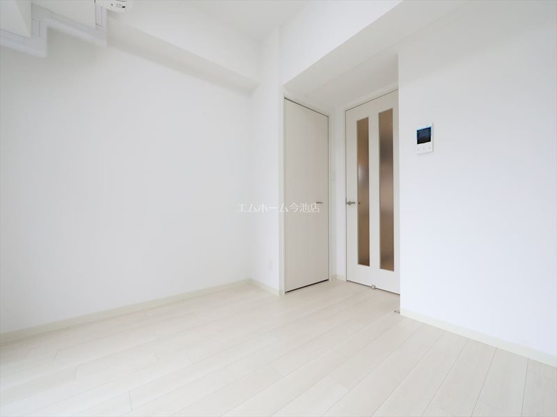 その他　洋室6.0帖　エアコン完備　バルコニーに面しています