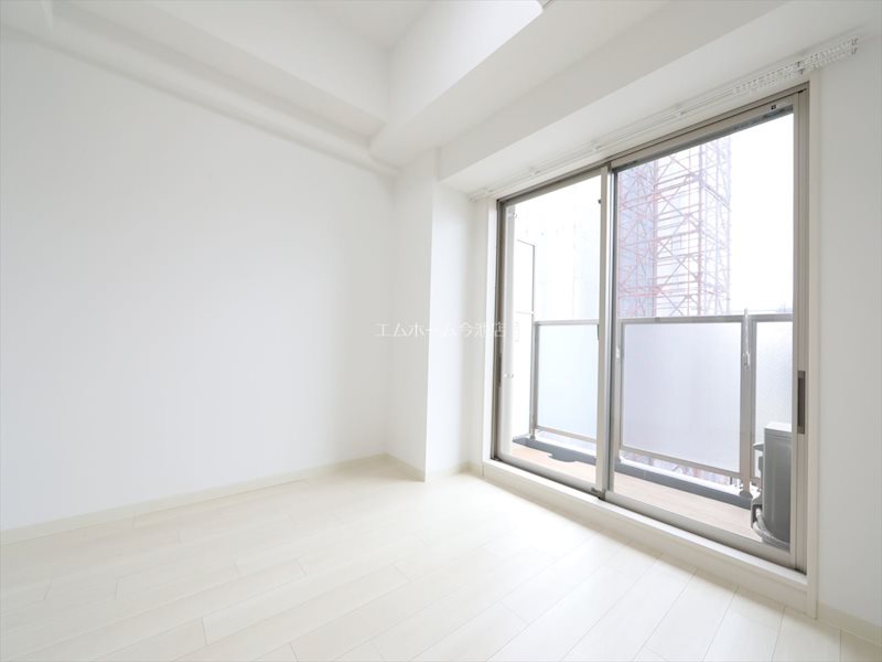 バルコニー　洋室6.0帖　エアコン完備　バルコニーに面しています