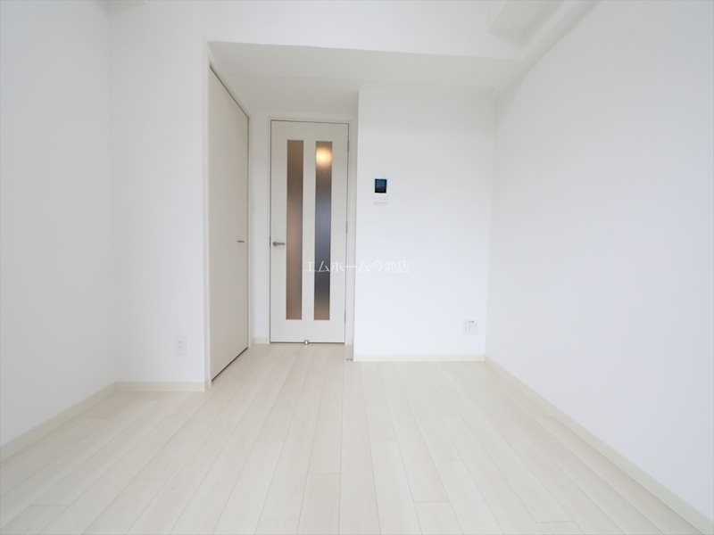 居室・リビング　洋室6.0帖　エアコン完備　バルコニーに面しています