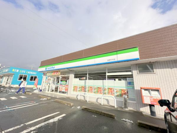 コンビニ　ファミリーマート長野宇木店（コンビニ）まで900m