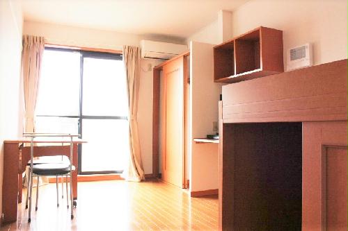 居室・リビング　1階フローリング　2階カーペット