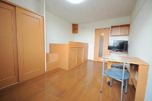 居室・リビング　１Fはフローリング仕様・２Ｆはカーペット仕様になります。