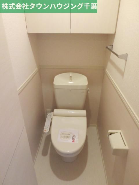 トイレ　ウォシュレット・上部に収納棚