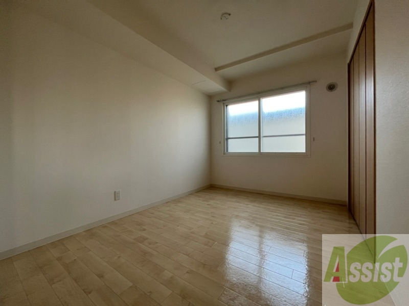 その他部屋・スペース　寝室はこちらです。光が差し込む、温かみのあるお部屋です。