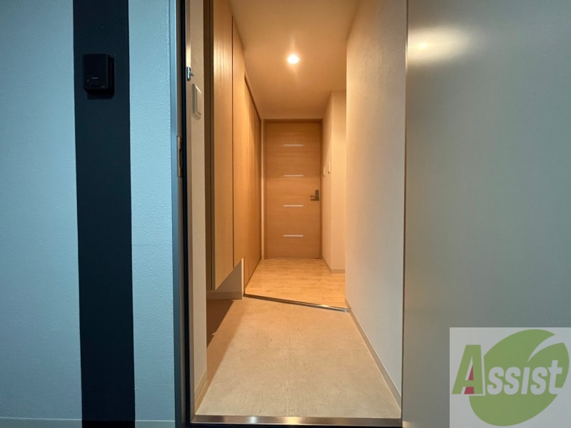 玄関　玄関です。すぐ広いリビングにつながっています。