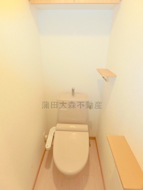 トイレ　棚収納と温水洗浄便座付きのトイレ