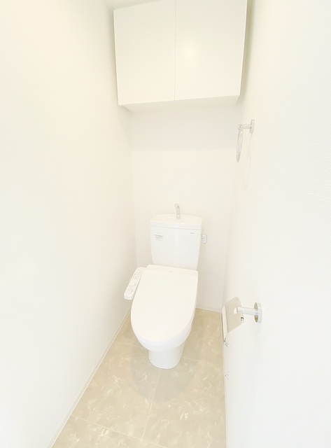 トイレ　トイレ収納・暖房便座付きシャワートイレ