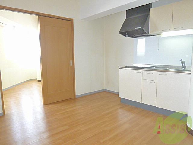 居室・リビング　リノベーション済みでとっても明るい８帖のリビングです。