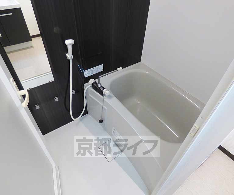 バス・シャワールーム　広々とした浴室です。