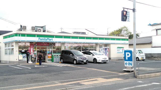 コンビニ　ファミリーマート 豊中旭丘店（コンビニ）まで587m