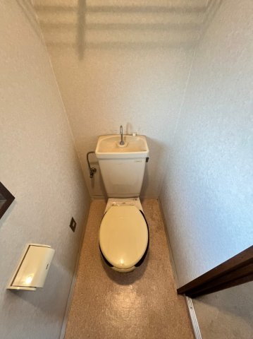 トイレ　別号室画像。ご参考下さい