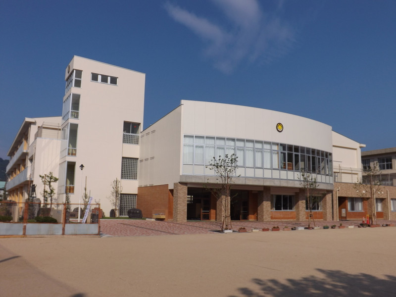 小学校　香美町立香住小学校（小学校）まで339m