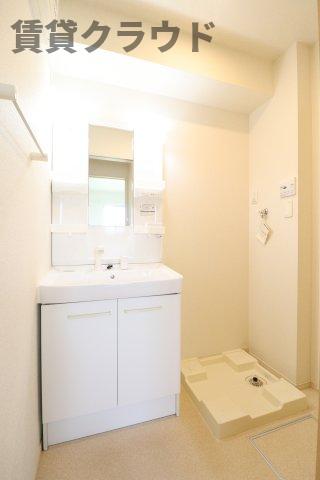 洗面設備　ゆったりとスペースのある洗面所