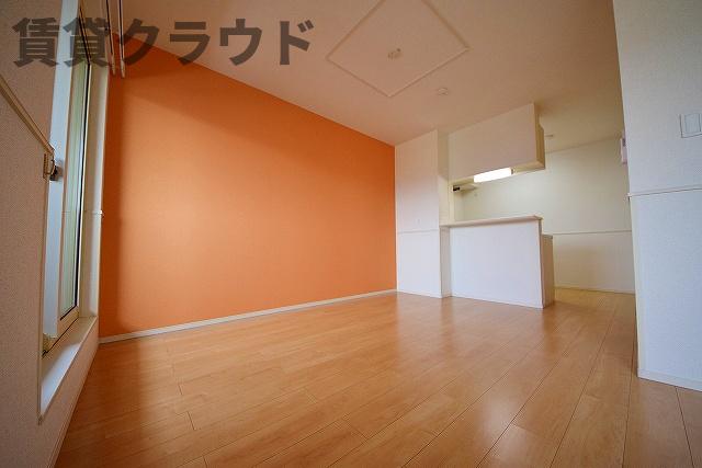 居室・リビング　明るい印象のアクセントクロスのお部屋♪