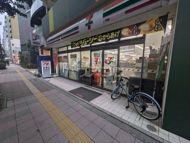 コンビニ　セブンイレブン 世田谷区役所前店（コンビニ）まで422m