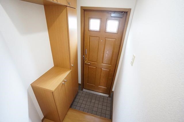 玄関　玄関収納があります。