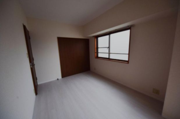 その他部屋・スペース　落ち着いた色調の寝室です