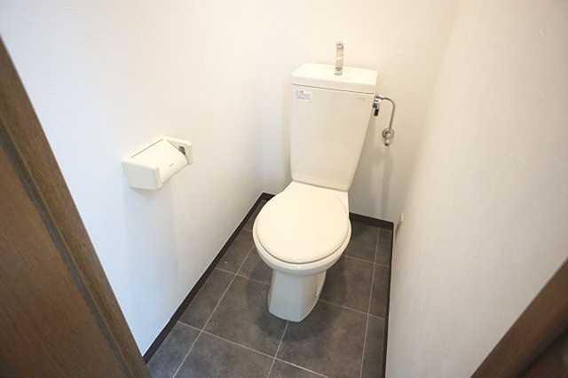 トイレ　※掲載写真は、同タイプの別部屋写真です。