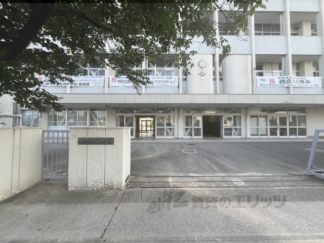中学校　伊丹市立松崎中学校（中学校）まで300m