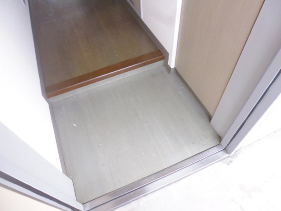 玄関　※別号室の写真です