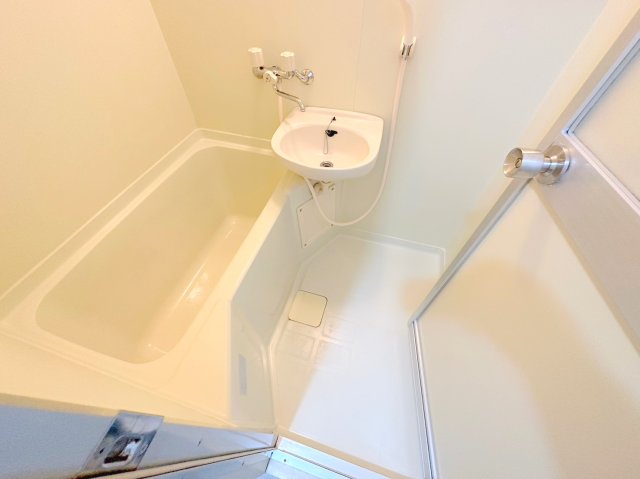バス・シャワールーム　コンパクトサイズのお風呂です。お掃除も楽にできますよ。