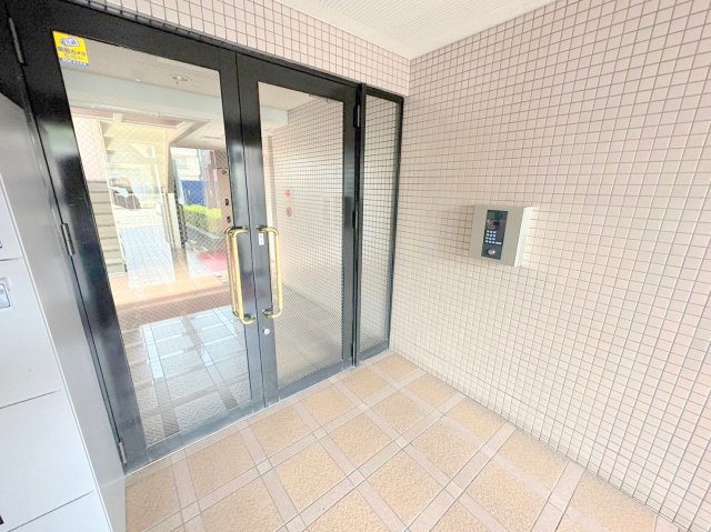 エントランス　落ち着いたエントランスです