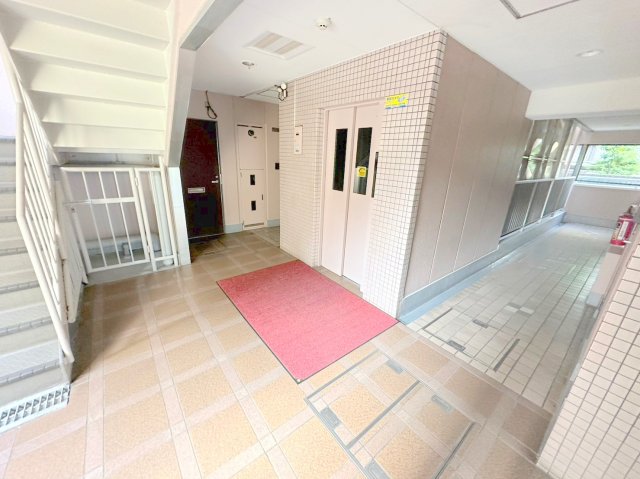 ロビー　エレベーターホールです。防犯カメラつき。