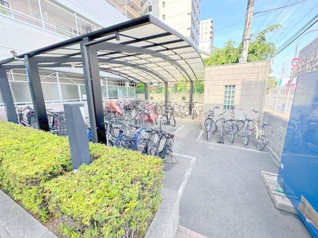 駐車場　敷地内にある駐輪場。雨の日にはうれしい屋根つきです。