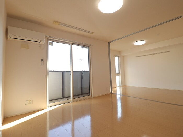 居室・リビング　こちらの居間で趣味の時間をお楽しみください