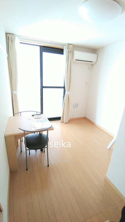 居室・リビング　1階はフローリング、2階以上はカーペットタイプとなります。