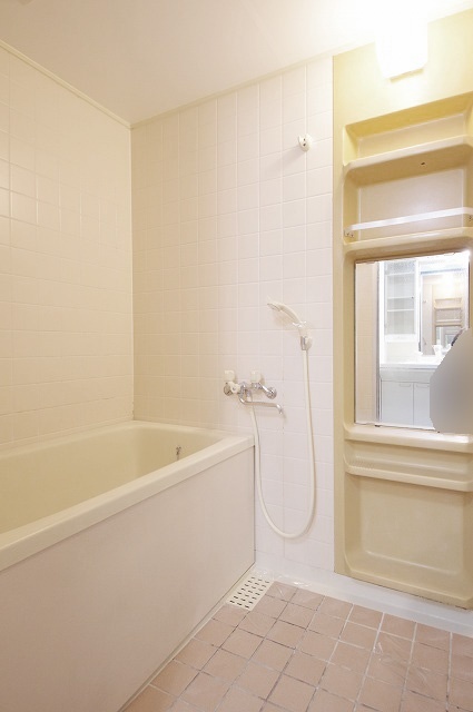 バス・シャワールーム　風呂（類似室内）