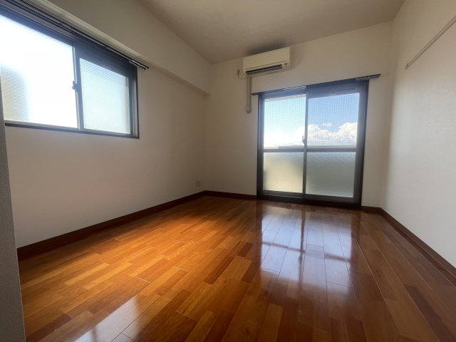 居室・リビング　同物件別室です。