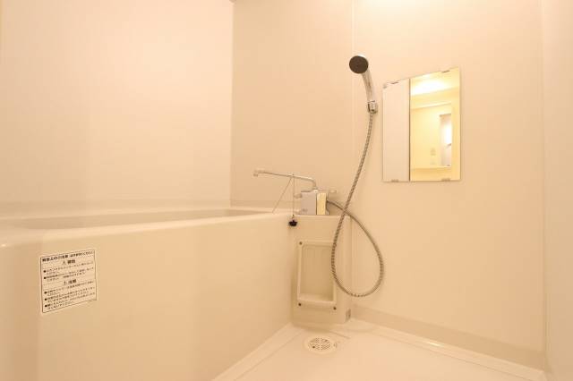 バス・シャワールーム　お風呂はシンプルで綺麗ですよ