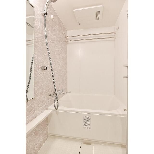 バス・シャワールーム　コンパクトで使いやすいお風呂です